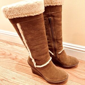 UGG Aubrie Chestnut Sheepskin Wedge Heel Boots Size 8